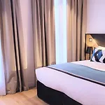 Star Champs-elysees 4* パリ