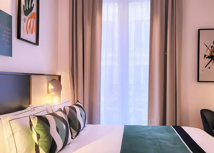 Star Champs-elysées Hotel 4*